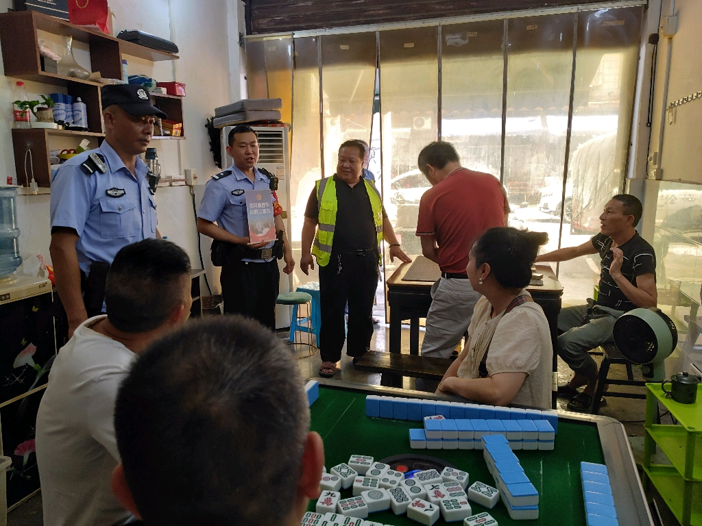 6月26日支坪派出所民警在真武场社区向群众报告