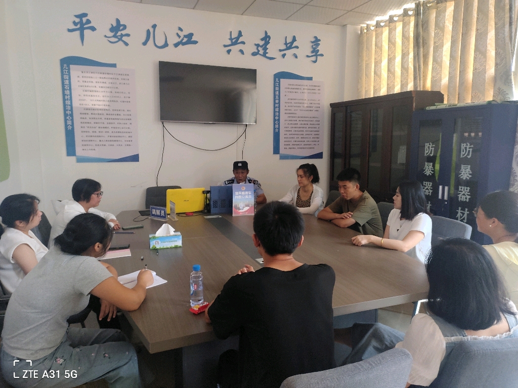 7月17日社区民警万贵洪在石墙村向群众报告