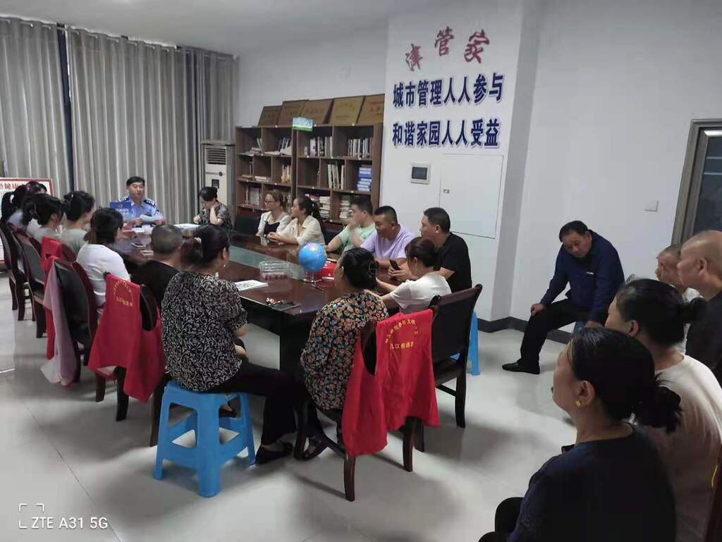 7月9日社区民警在西关社区向群众报告