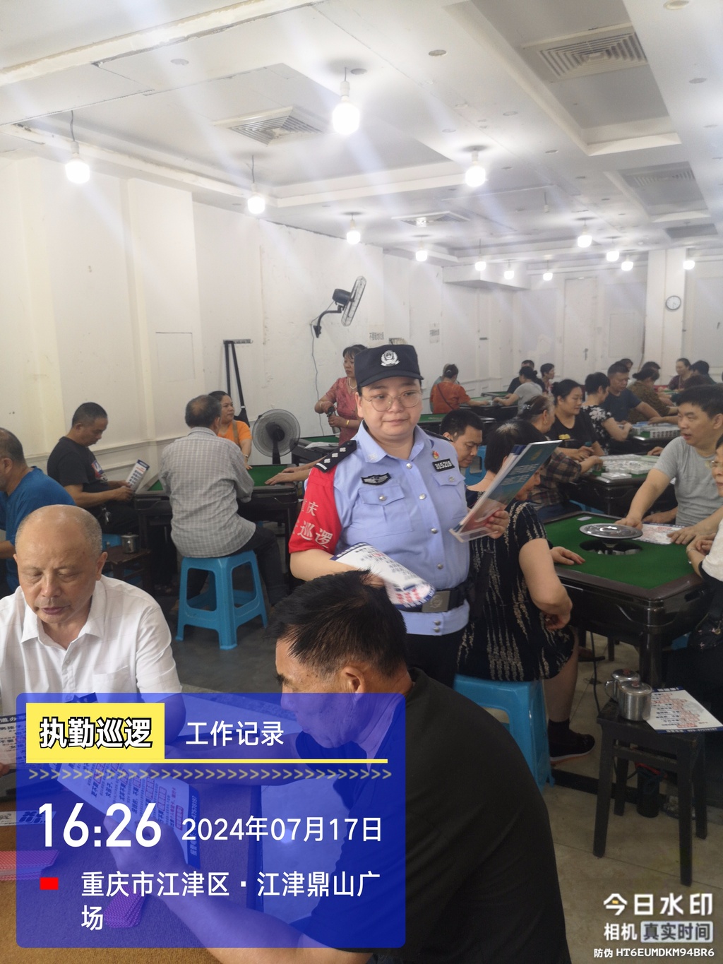 7月17日南城派出所民警在艾坪社区向群众报告