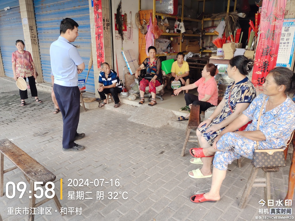 7月16日石蟆派出所民警在和平社区向群众报告