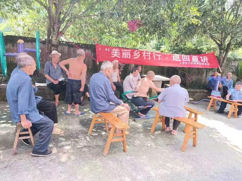 7月17日贾嗣派出所民警在五福村向群众报告