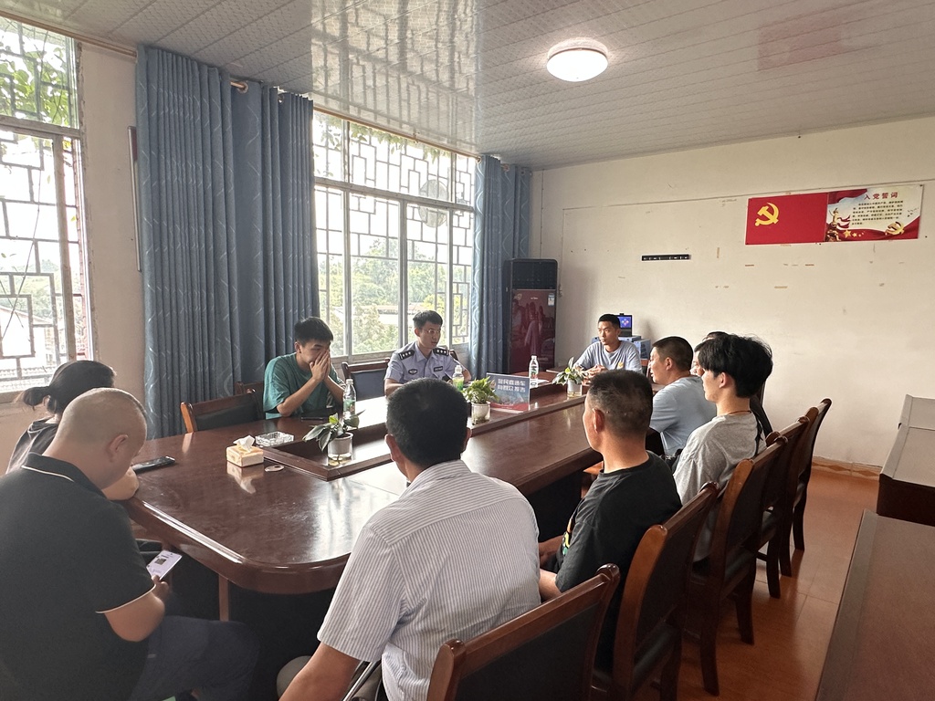 7月8日蔡家派出所民警在大龙村向群众报告