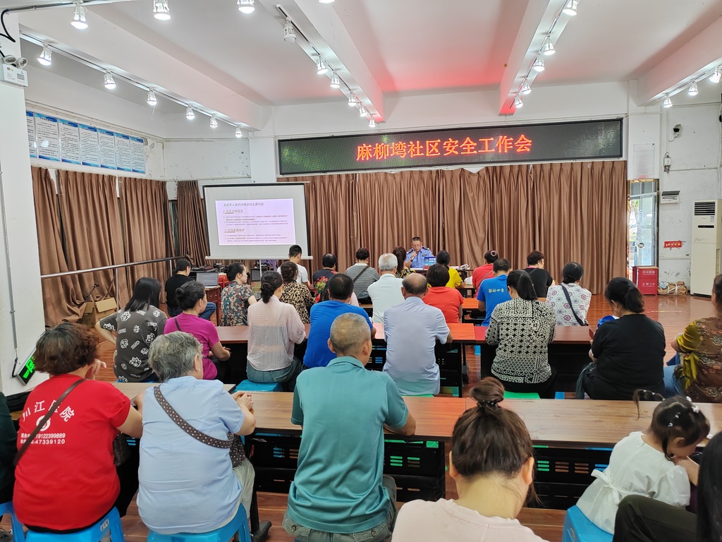 7月9日双福派出所民警在麻柳湾社区向群众报告