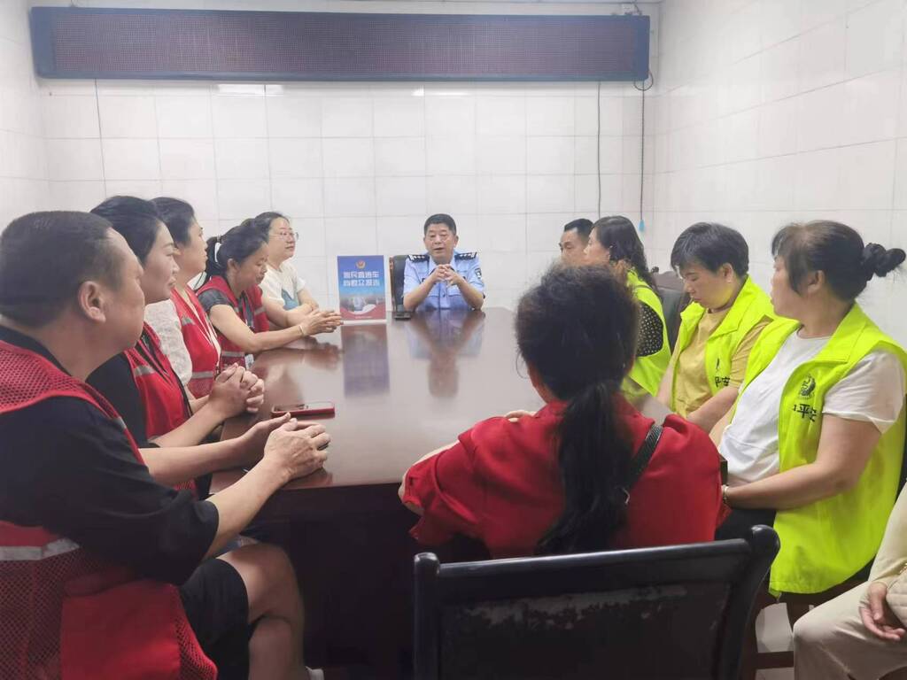 7月5日双福派出所民警在公园路社区向群众报告