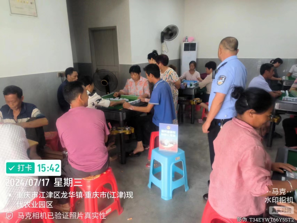 7月17日龙华派出所民警在新店村向群众报告