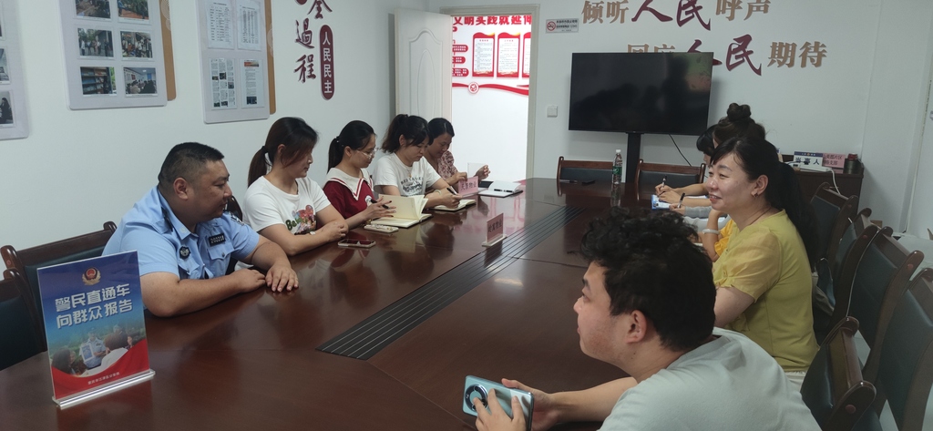 7月16日双福派出所民警在福城社区向群众报告