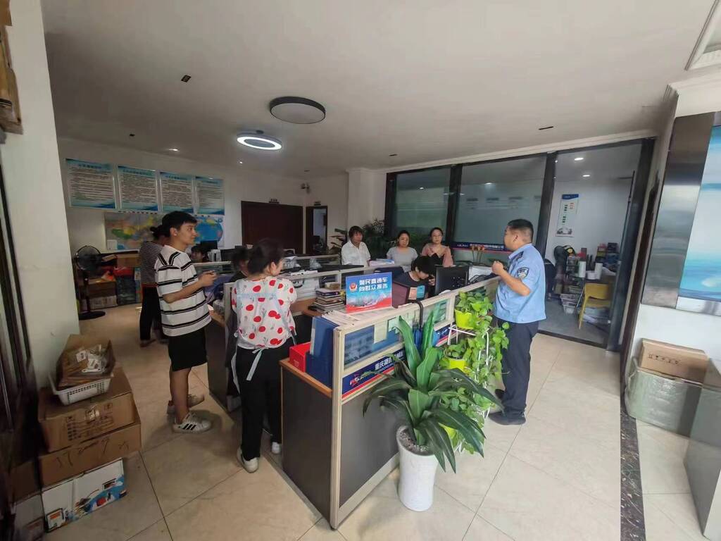 7月16日双福派出所民警在双溪社区向群众报告