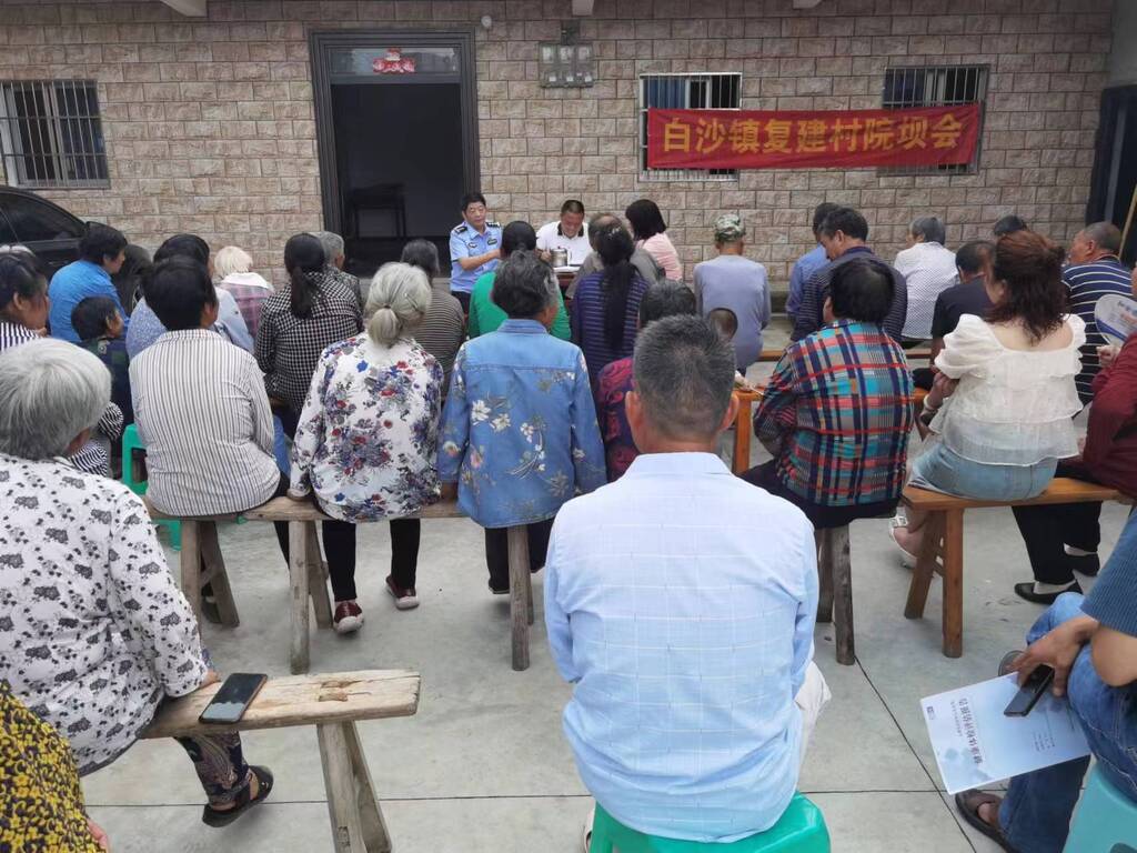 7月5日双福派出所民警在复建村向群众报告