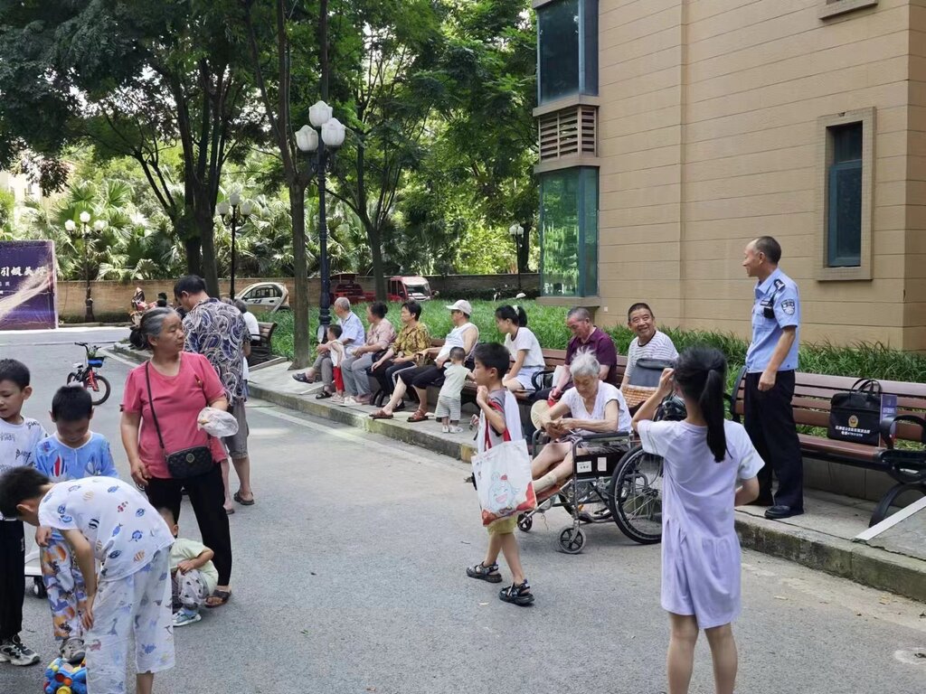 7月17日双福派出所民警在高浒社区向群众报告
