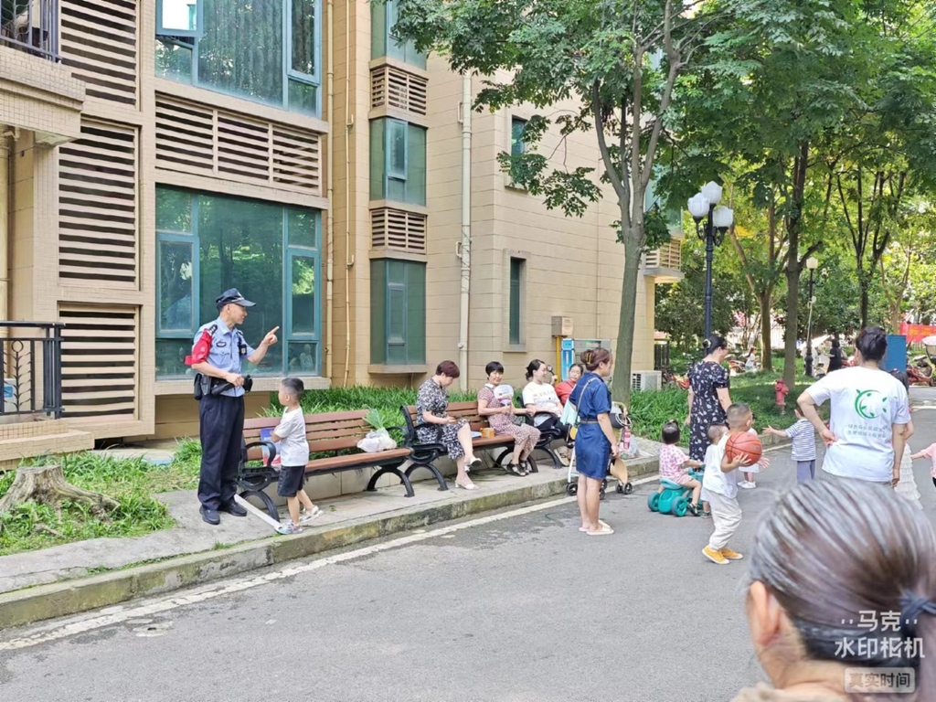 7月2日双福派出所民警在高浒社区向群众报告