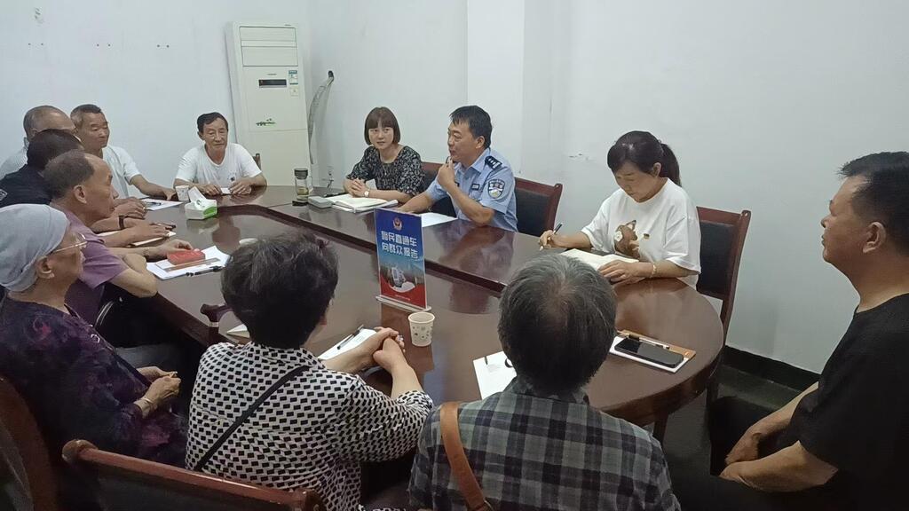 7月16日双福派出所民警在槽坊社区向群众报告