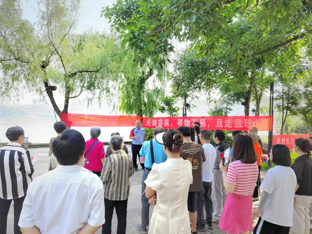 7月1日东城派出所民警在四牌坊社区向群众报告