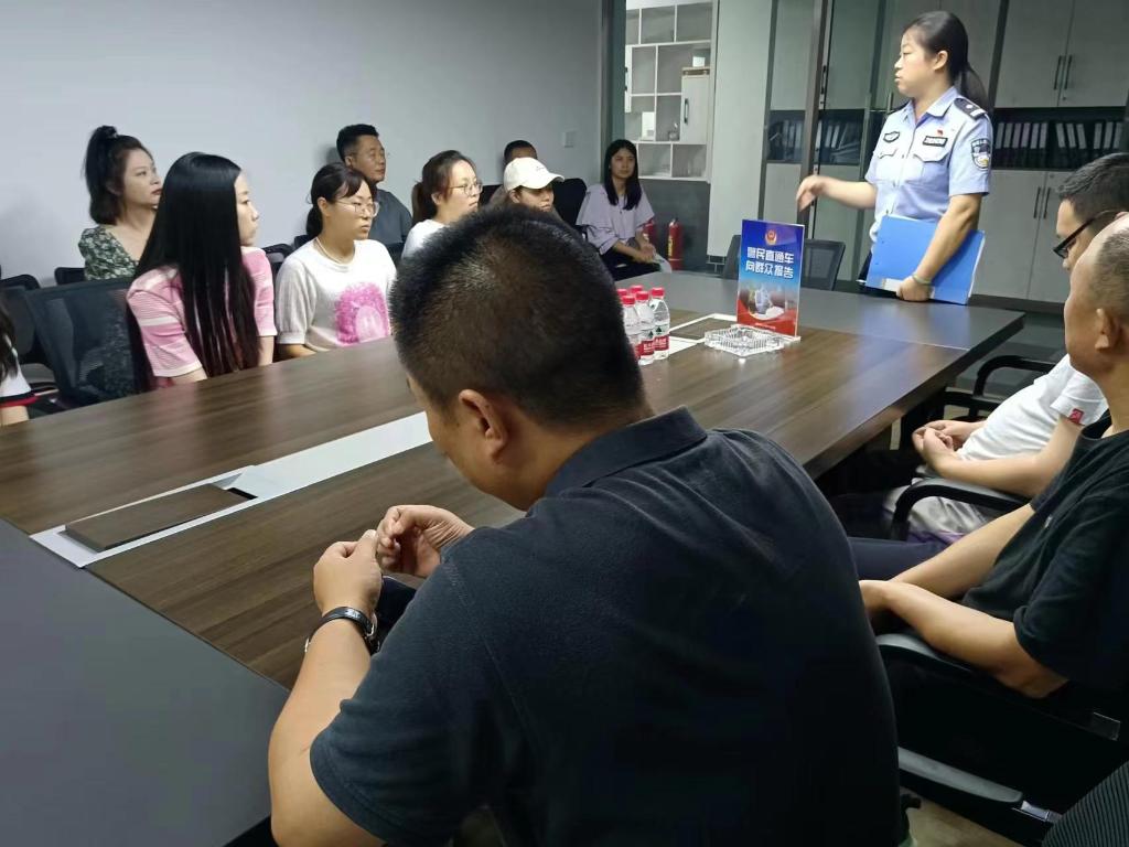 7月2日南城派出所民警在滨江社区向群众报告