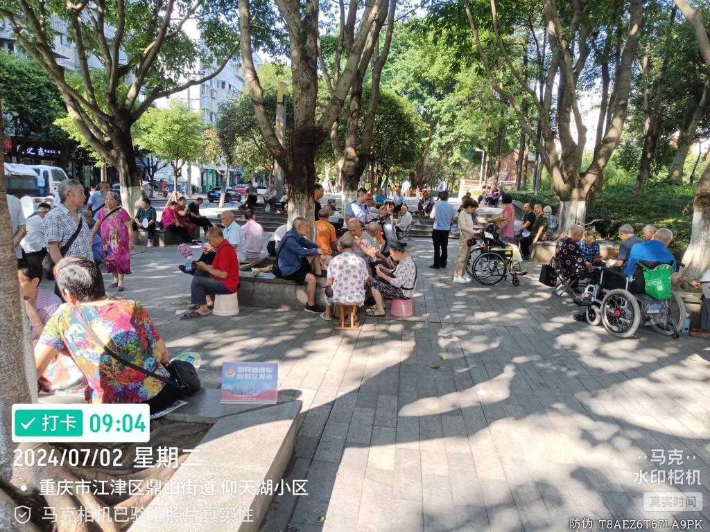 7月1日南城派出所民警在琅山社区向群众报告