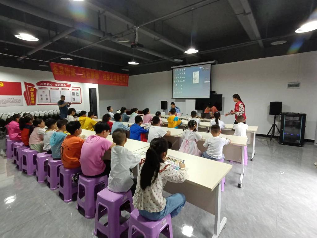 6月27日圣泉派出所民警在享堂社区向群众报告