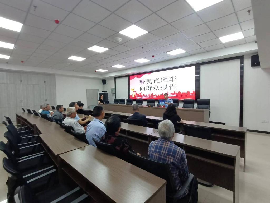 6月27日圣泉派出所民警在大官桥社区向群众报告