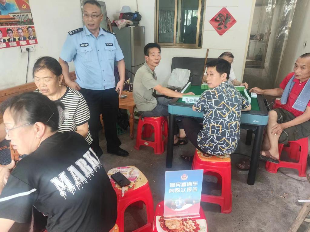 7月3日李市派出所民警在双河村向群众报告