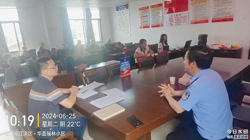 6月25日柏林派出所民警在华盖村向群众报告