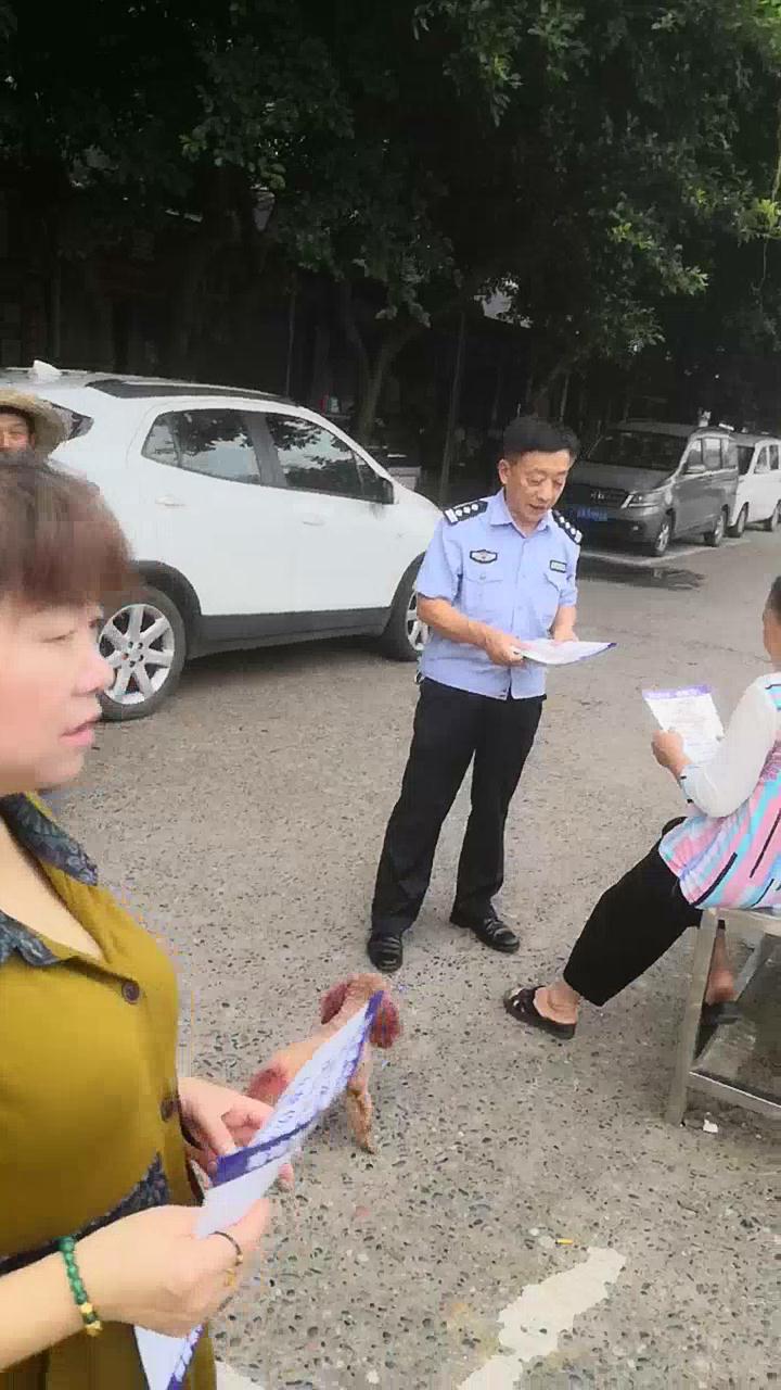 7月3日南城派出所民警在高牙社区向群众报告