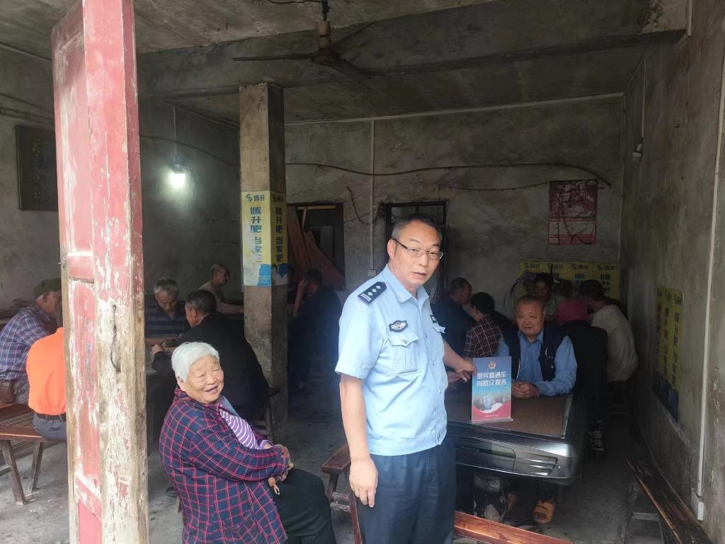 6月28日李市派出所民警在大桥向群众报告