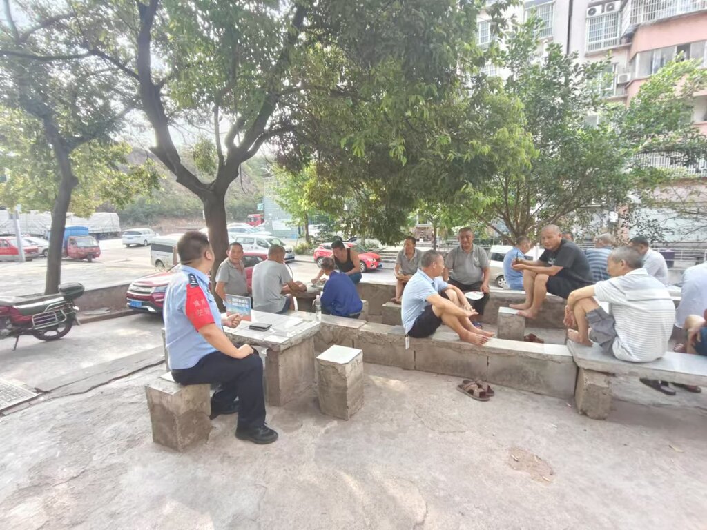 9月19日珞璜派出所的民警在小岚垭村向群众报告 (1)