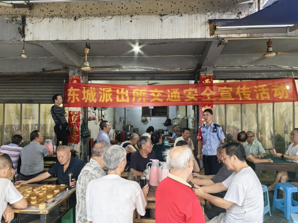 2024年9月20日东城派出所民警在小什字社区向群众报告