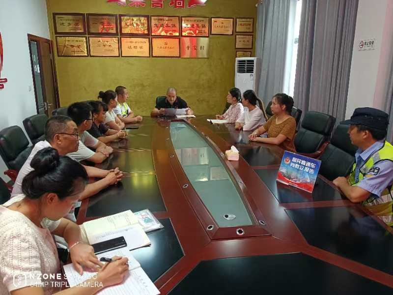 9月18日白沙分局民警在横山村向群众报告
