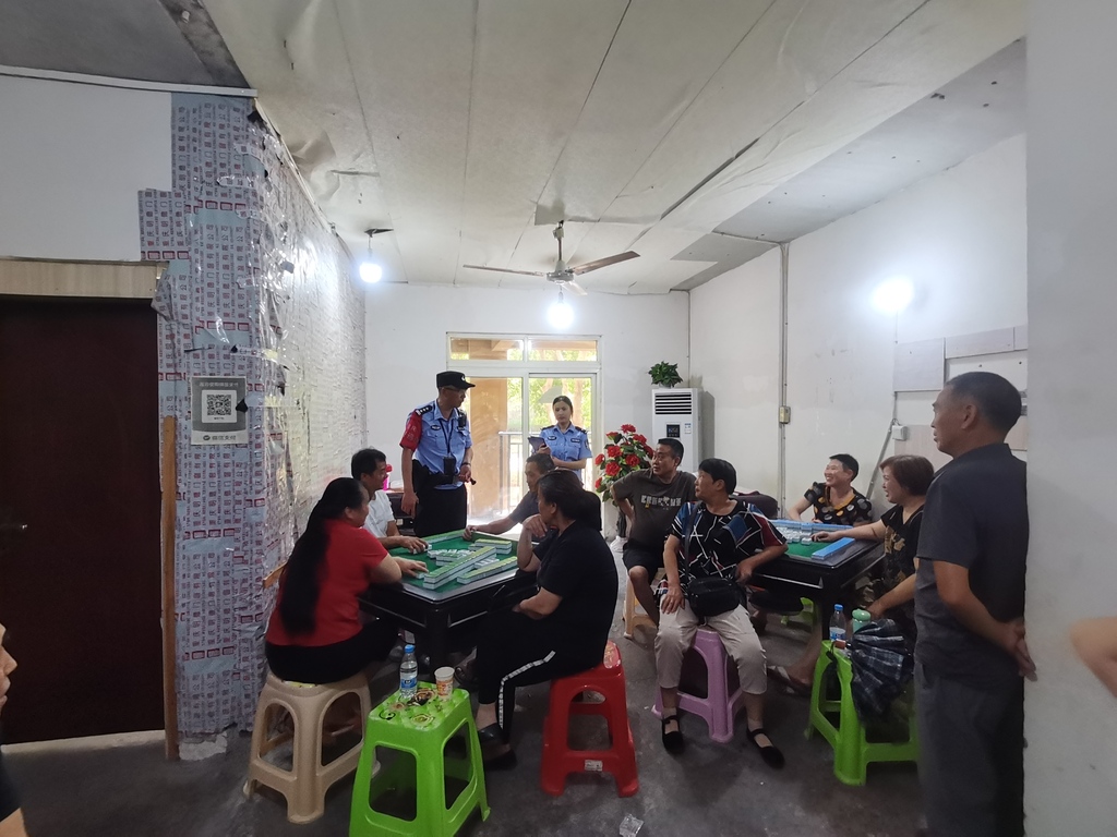 9月19日珞璜派出所的民警在珞璜社区向群众报告第二次 (2)