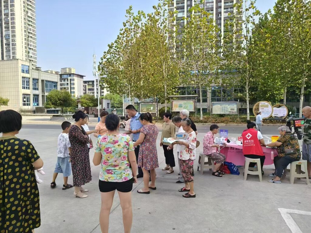 2024年9月20日双福派出所民警在怡云社区向群众报告
