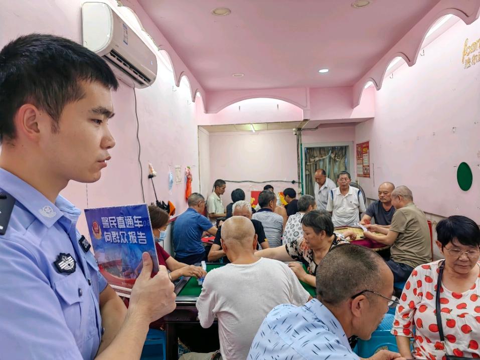 朱杨派出所民警在振兴社区向群众报告01