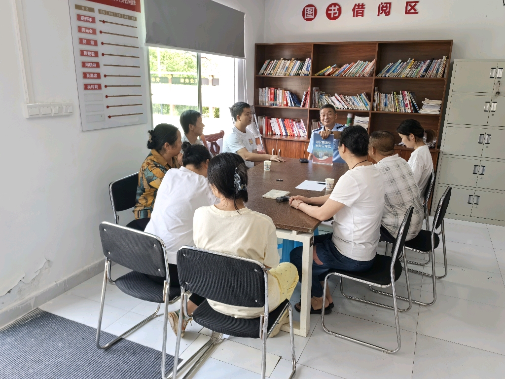 9月20日杜市派出所社区民警在胡家村向群众报告