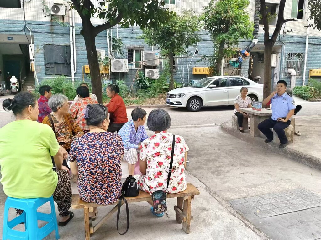9月19日珞璜派出所的民警在矿山村向群众报告 (2)