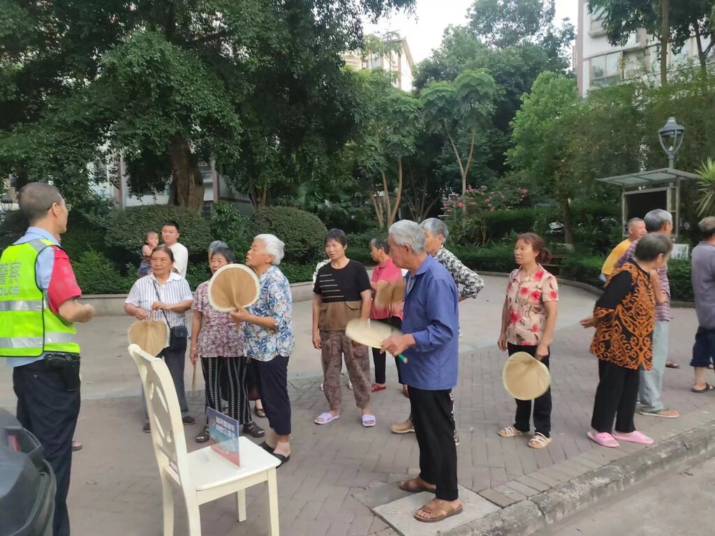 9月18日白沙分局民警在红花店社区向群众报告 (2)