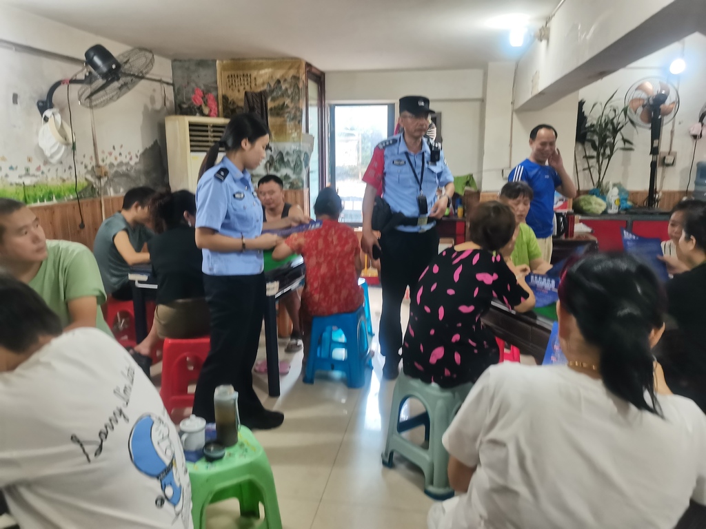 9月19日珞璜派出所的民警在真武村向群众报告 (1)