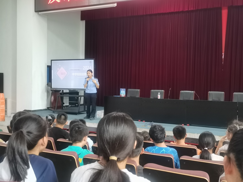9月19日珞璜派出所的民警在珞璜社区向群众报告 (2)