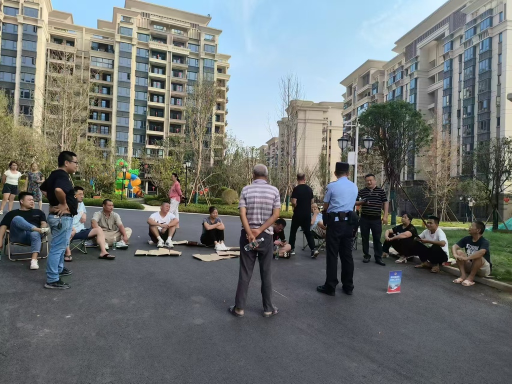 2024年9月20日双福派出所民警在黑林社区向群众 报告