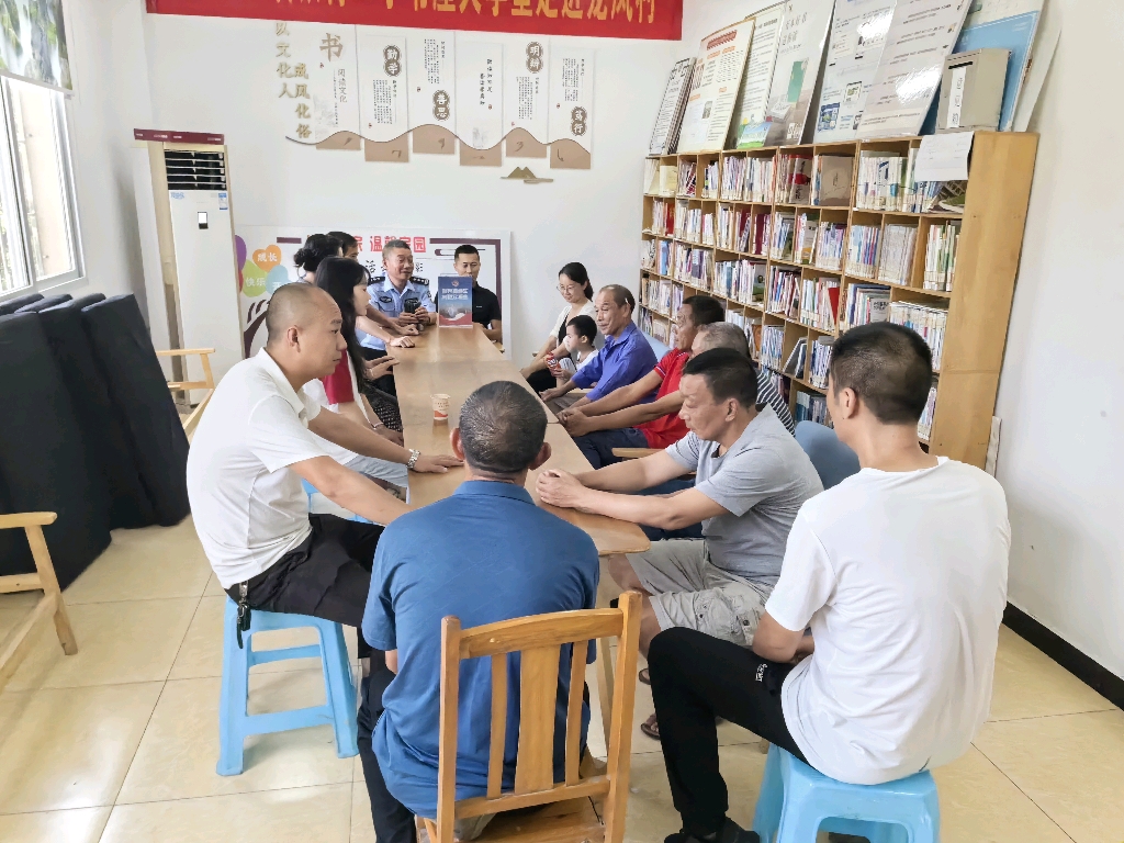9月20日杜市派出所社区民警在l龙凤村向群众报告