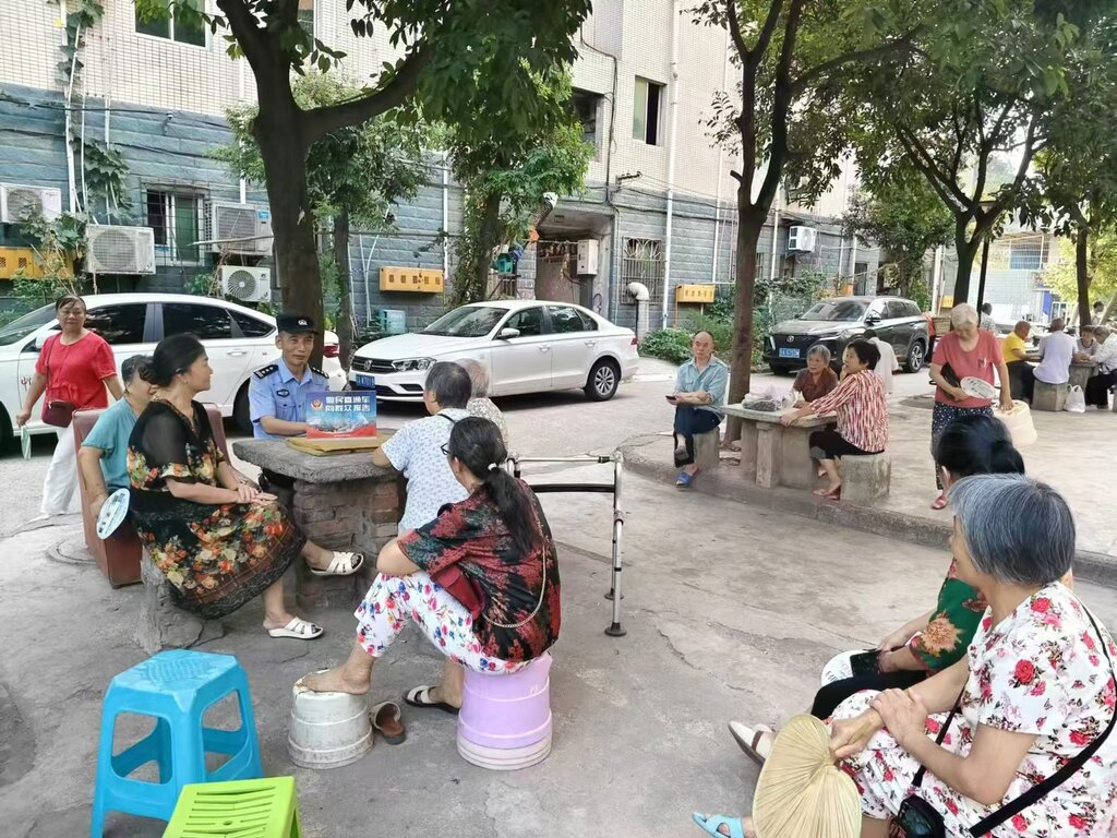 9月19日珞璜派出的民警在顺江社区向群众报告 (2)