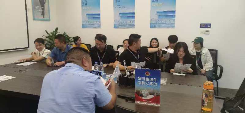 2024年9月18日双福派出所民警在福城社区向群众报告