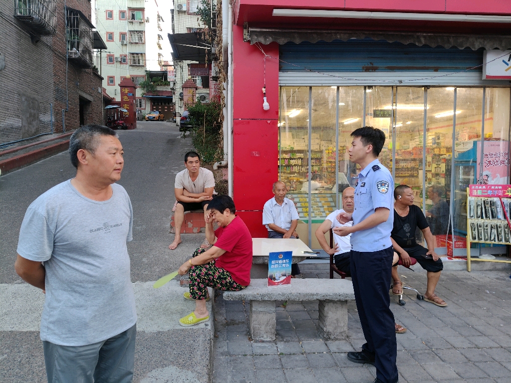 2024年9月19日民警在新灵村向群众报告