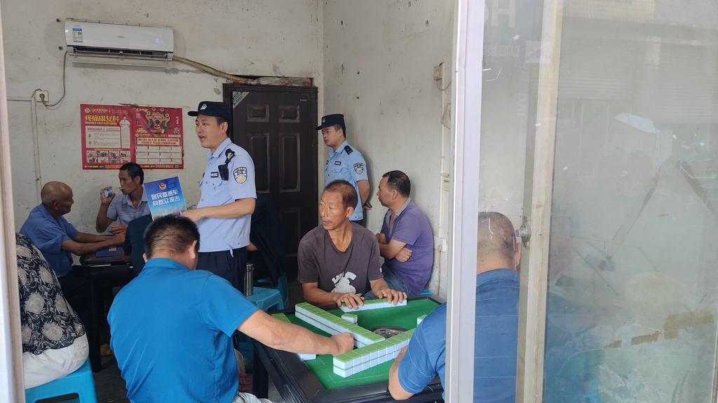 20240919石门所李家村向群众报告1(民警黄谢飞)