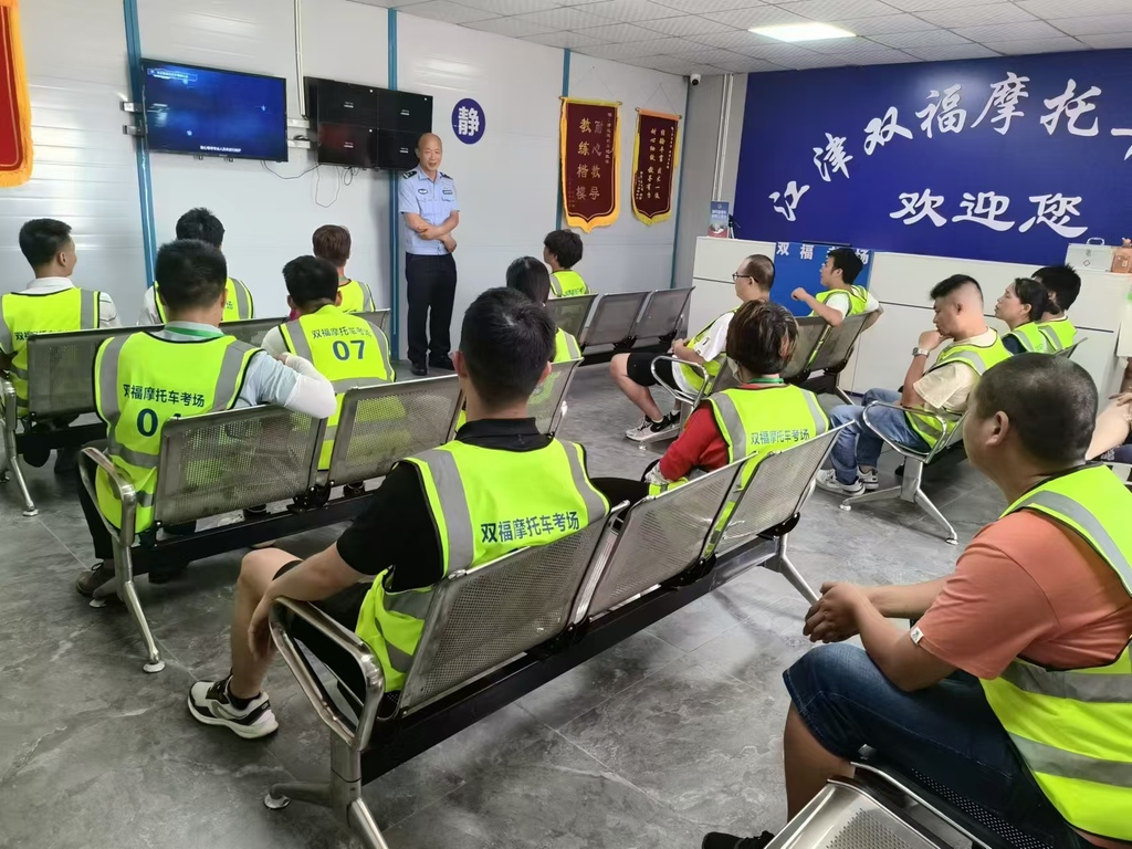 2024年9月19日双福派出所民警在黑林社区向群众报告