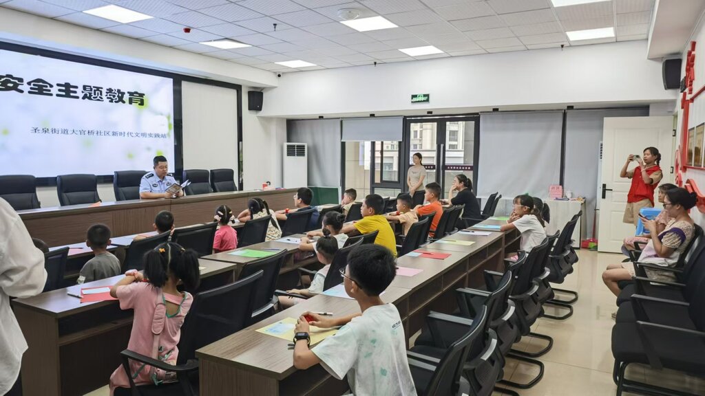 2024年9月9日圣泉派出所民警在大官桥社区向群众报告