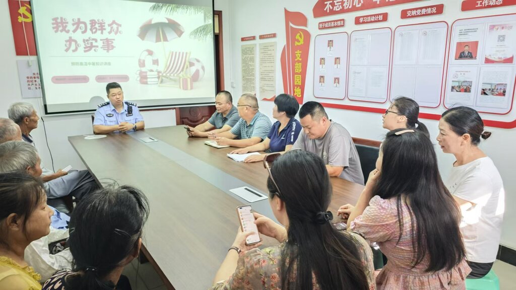 9月9日圣泉派出所民警在长岭社区向群众报告
