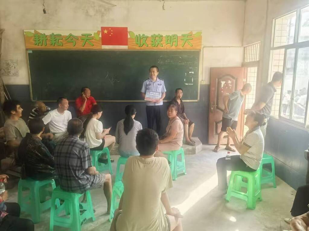 9月8日蔡家派出所民警在鸳鸯村向群众报告