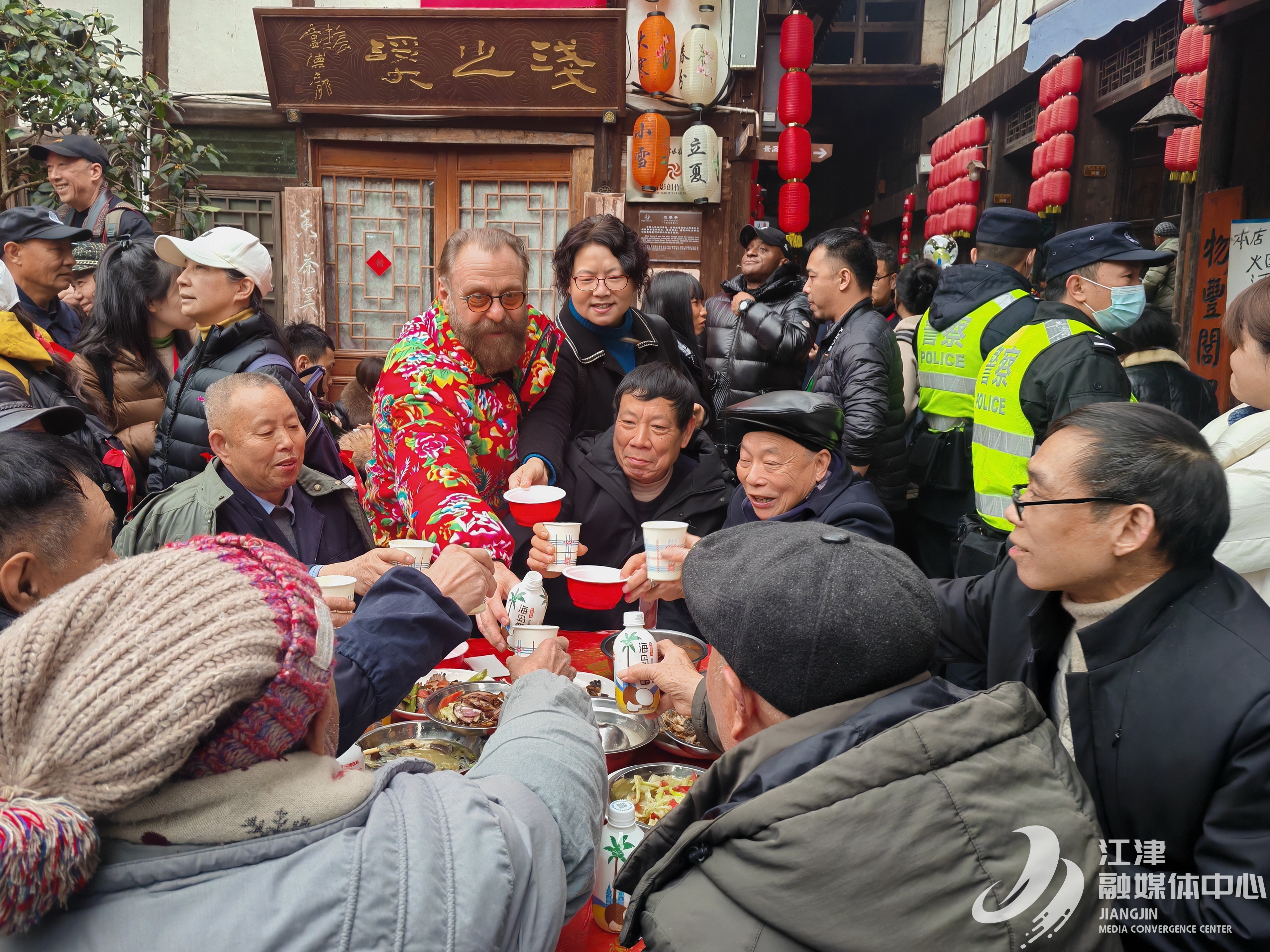 中外游客同吃长宴喜迎新年