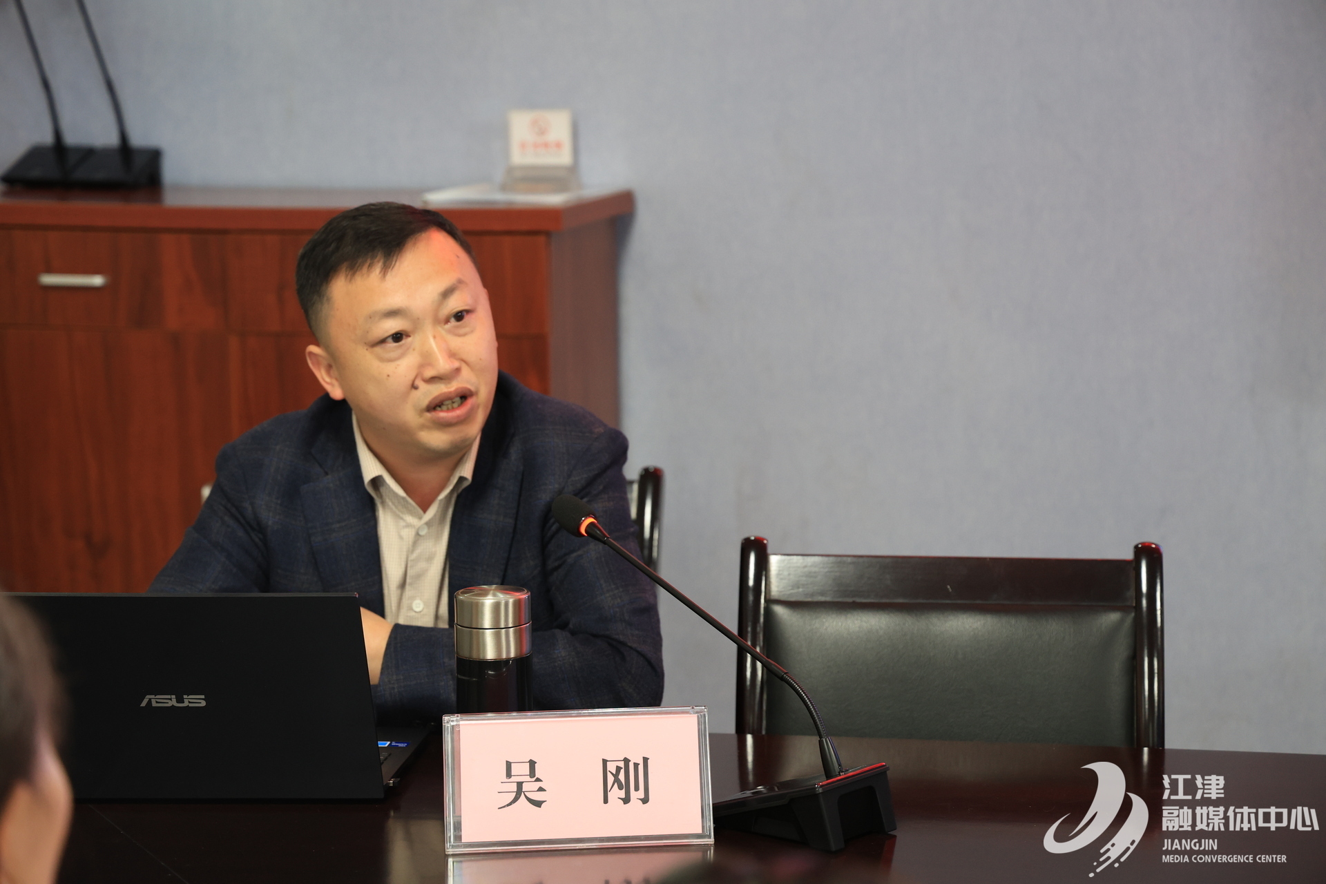 网媒剪辑部主任吴刚授课。