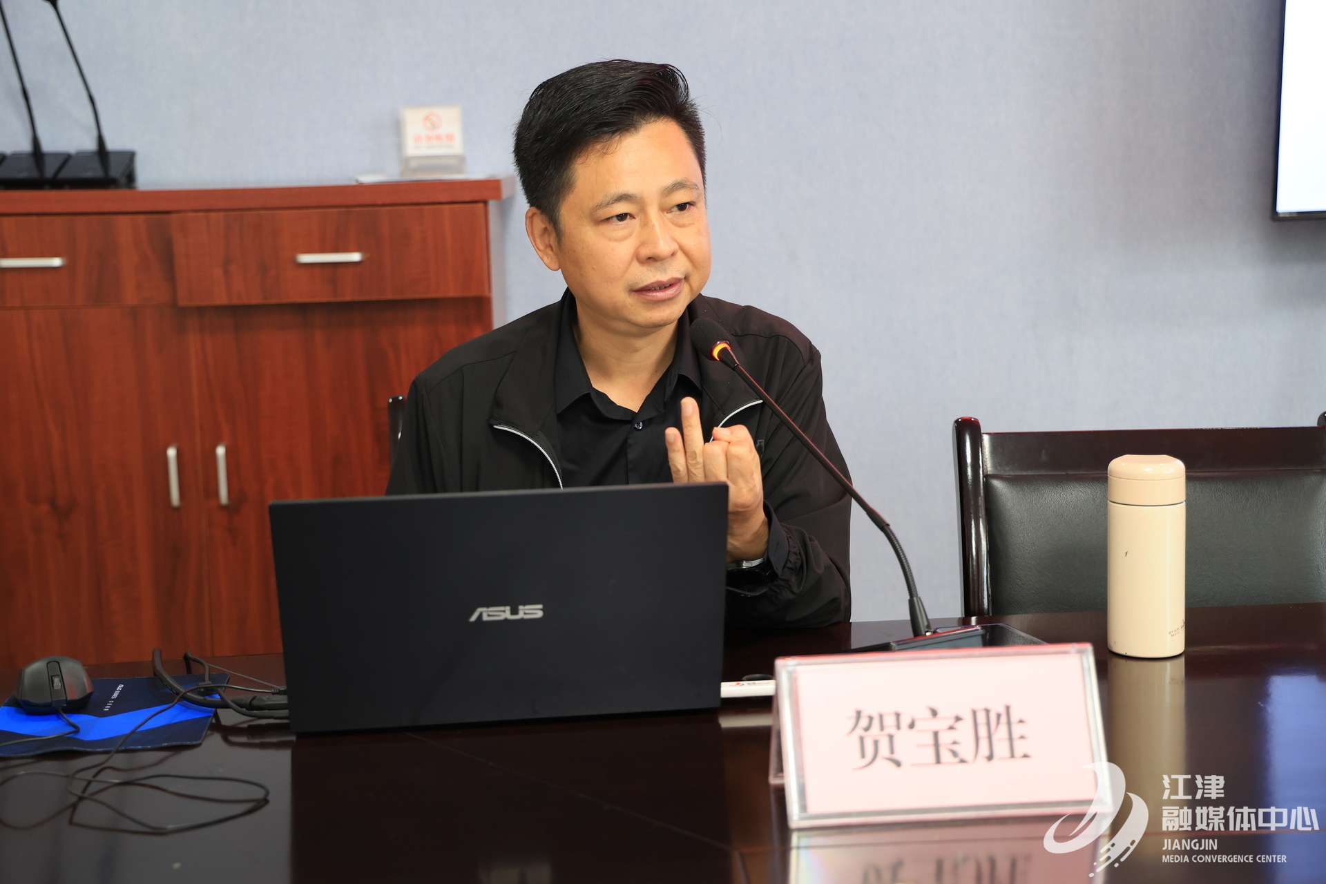 区融媒体中心党委委员、副主任、副总编辑贺宝胜授课。