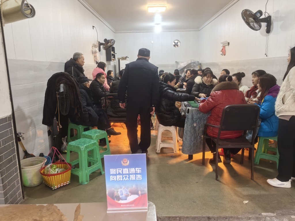 2025年2月12日社区民警吴地兵在新店村向群众报告